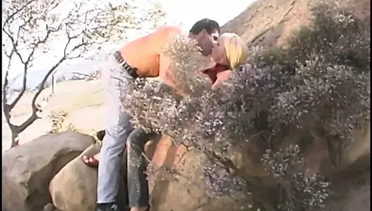 Vampish sarışın güzellik berbat çük ve alır o derinden içeride çim üzerinde