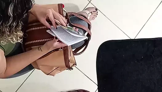 Bu arada dişçinin bekleme odasında.