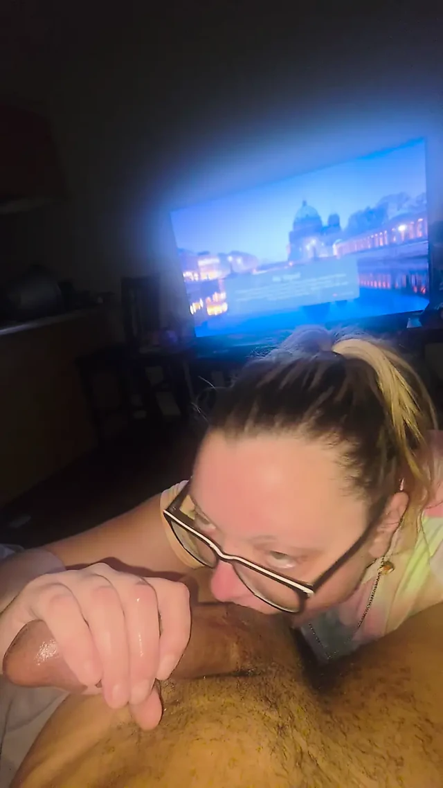 Snow bunny onun büyük siyah sikine tapıyor
