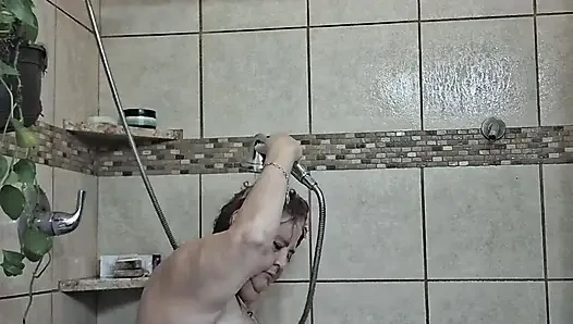 Büyük güzel hemşire Vicki duşumda çamur tedavisi yapıyor!