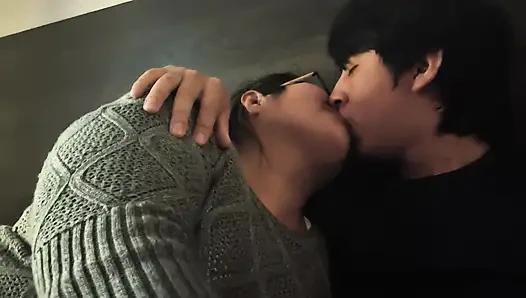 Bu bekar anne ne olursa olsun dölümü boşaltmak istiyor, o bir fahişe