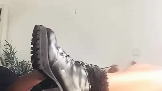 Büyük memeli rahibe gadget'larla sikişiyor