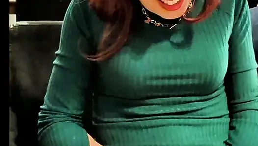 Seksi İtalyan orta yaşlı seksi kadın cd sert yarağıyla oynuyor ve götüne dildo kaydırıyor