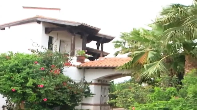 File iç çamaşırlı ateşli orta yaşlı seksi kadın ıslak amcığını derine ve sertçe dolduruyor