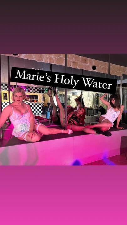 Lezbiyen üçlü seks ve fışkırtma çeşmesi ile sona erecek direk dansı