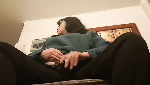 Kanepede mastürbasyon yapmayı seven anne neredeyse keşfediliyor