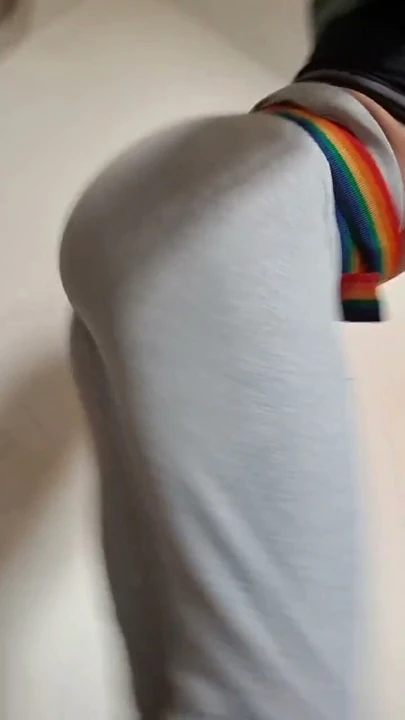 Crossdress yapan Faslı femboy, ince kıyafetlerle tatlı vücudumu gösteriyorum, kocaman siklere ihtiyacım var