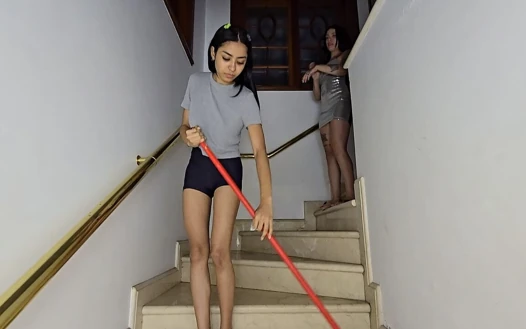 Lezbiyen çiş en iyi kızları yutuyor ve ağzı kapalı işiyor süper sıska kız