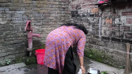 Teyzemi tuvalette çıplak banyo yaparken görüyorum ona sarıldım ve onu götten sikmeye başladım