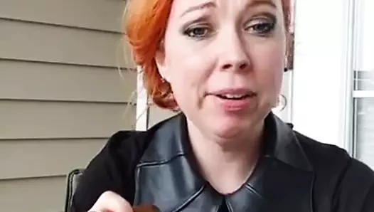 Flore de Olivia sigara içiyor