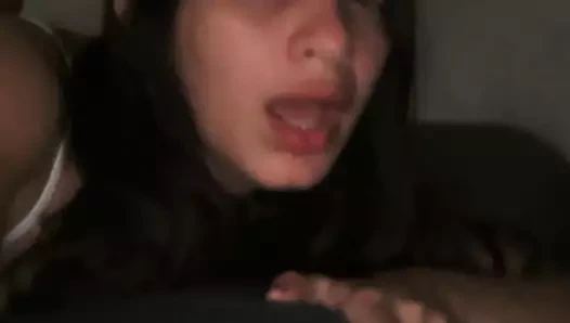 Brezilyalı kadın arkadan sikiliyor, sikilme arzusuyla yüzünü gösteriyor