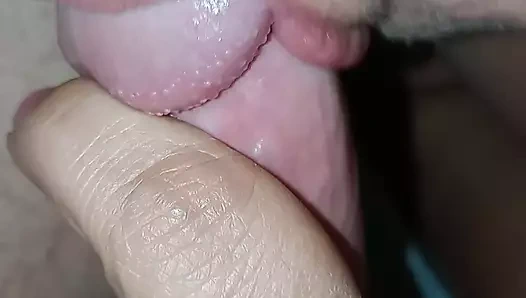 Nazikçe sikini emiyor