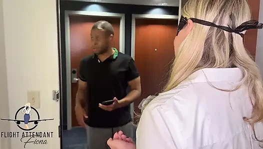 Uzun bir uçuş gününden sonra biraz yemek sipariş etmeye karar verdim