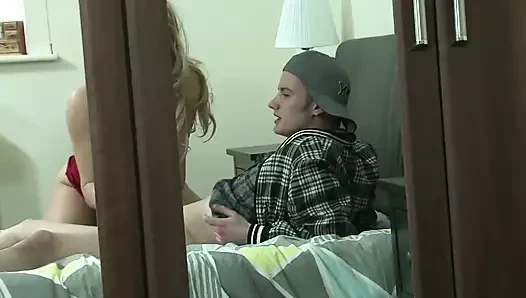 Sarışın Jasmine Lau'ya Sam Bourne'dan püskürtülüyor