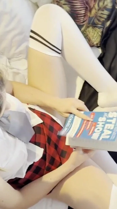 Захватывающий момент из "Хорошая девушка пошла плохо, горячие длинные ноги, сексуальная девушка приходит для съемки моды, но все, оказывается, было а"