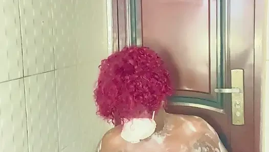 Hamile kadın banyo yapıyor