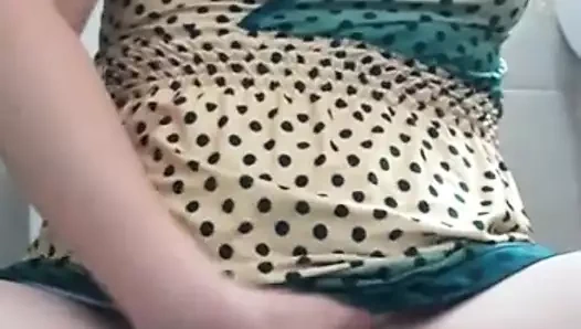 Elbisemin altında dildo sikiyorum banyoda heyecanlanıyorum