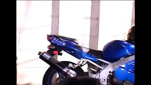 Edepsiz vahşi bir esmer için çifte penetrasyon