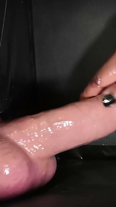 Gloryhole el işi ve 2 haftalık abstinensle büyük toplarla ve yağlanmış beyaz bir penis