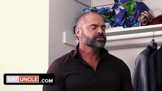 Kaslı üvey baba azgın genç Kory Houston'ı yakalıyor ve ona bir ders vermek için yarağını ellerine alıyor
