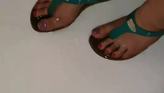 Sandaletlerimi sırılsıklam