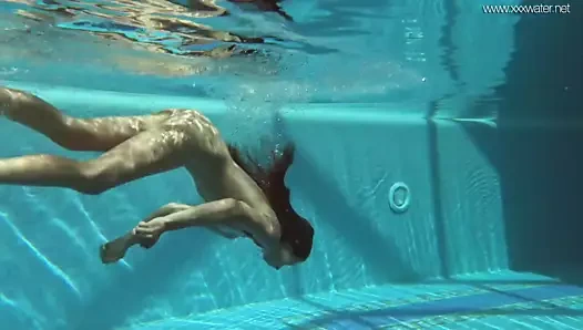 Irina russaka su altında seksi vücut gösterdi