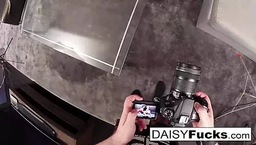 Ateşli porno yıldızları Daisy ve Alison otel odasında sikişiyor