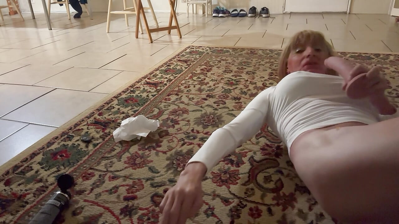 Paulette 77 dildo oyuncağını emiyor