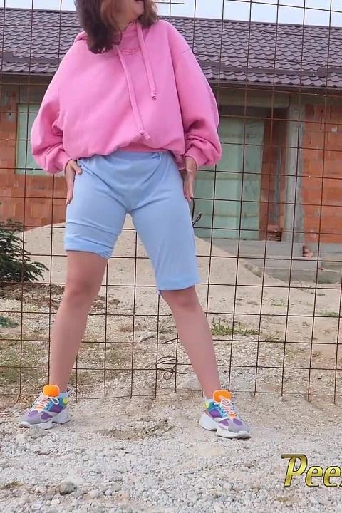 Hipster kız ıslak kıyafetlerini değiştiriyor ve açık havada işiyor