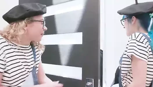 Milf derin boğaz bffs seksi s takım yukarı için emmek bir dev horoz anal