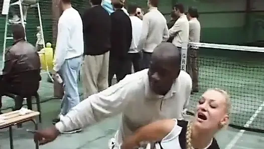 Fransız tenis kız çift ir üçlü sekste sikiliyor