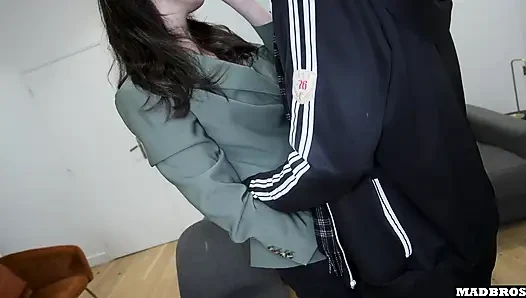 Bir Fransız emlakçı bir sonraki buluşmadan önce büyük sulu götünü götten siktiriyor ve iki yarağı birden alıyor !!