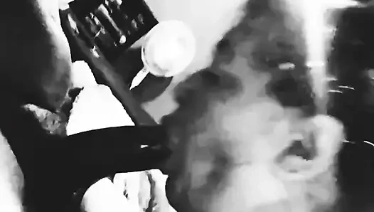O bir bahşiş emen sperm iblisi emiyor