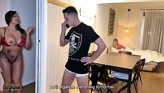 Bir sarışın kocasının penisini üçlü sekste paylaşıyor - Carla Boom.