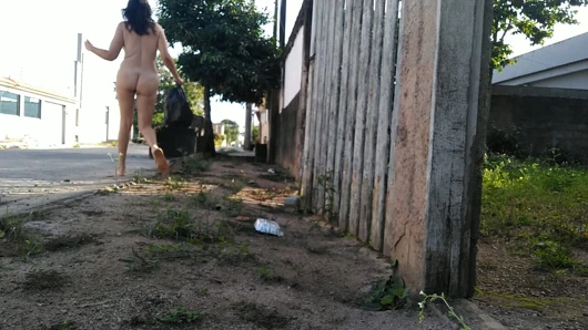 Çıplak kadın açık havada tamamen çıplak yürüyor