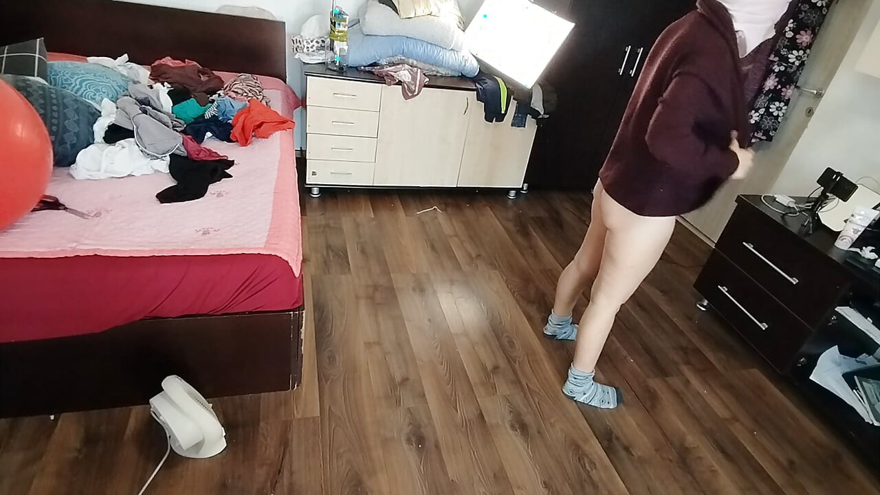 Amatör evli kadın kıyafetlerini denemekten ve kesmeden eğleniyor