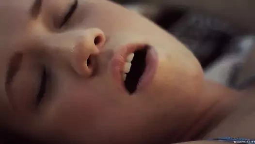 Şımarık memeli genç kız birden fazla dölleniyor