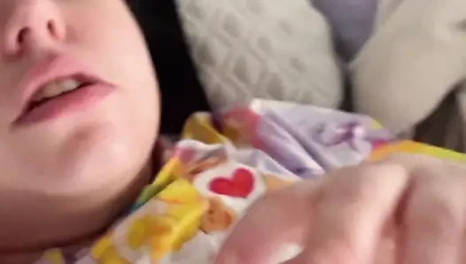 Feral Iri Güzel Orta Yaşlı Seksi Kadın Gecelikle Mastürbasyon Yapıyor