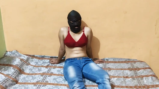 Hintli kıza sikimi emdirdim ve sonra onu siktim