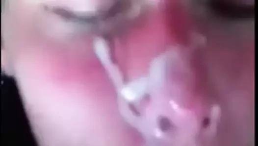 O güzel yüzünde mastürbasyon yapıyor