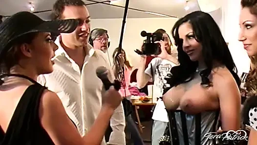 Tera Patrick sahne arkasında büyük yarak ve döl alarak sikiliyor