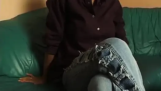 Küçük memeli sarışın oyuncu seçmelerinde amını ovuyor ve parmaklıyor