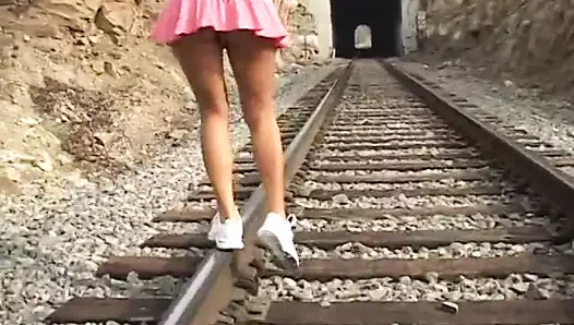 Güzel genç dört adamla hiç utanmadan sikikleri