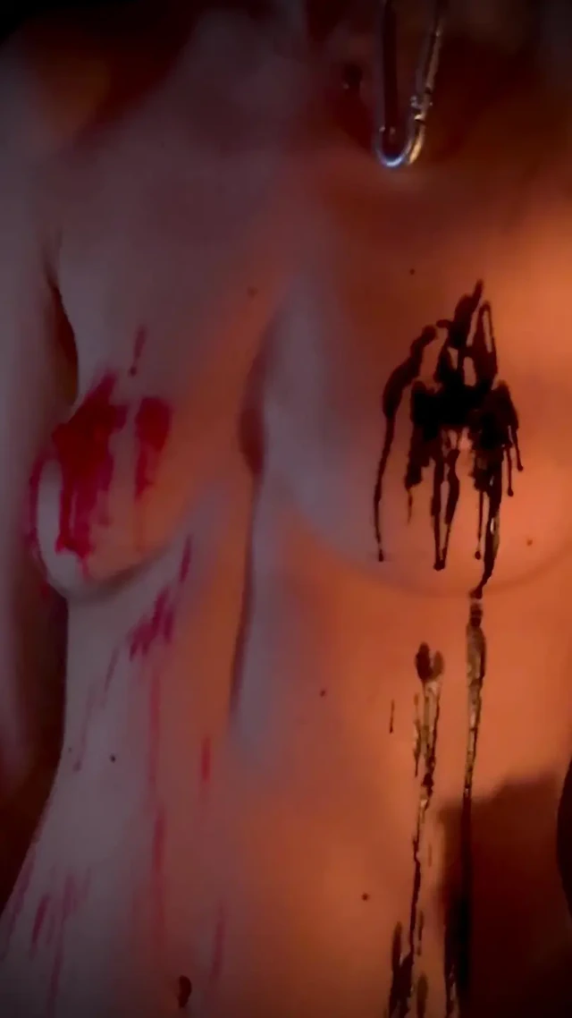 Meme uçlarım mumdan çok sertleşiyor!