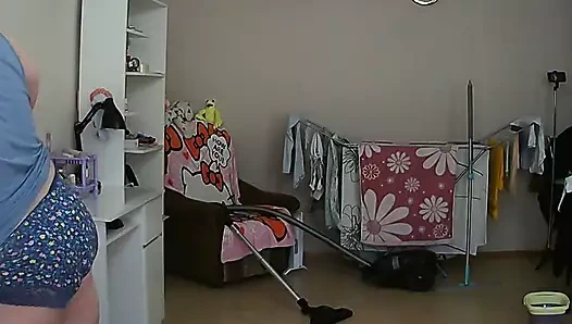 Kayınvalidemi gözetldim ve onu çıplak vakumlarken izledim