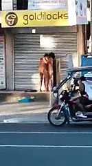 Korona virüsü sırasında yolda koşan patikada seks