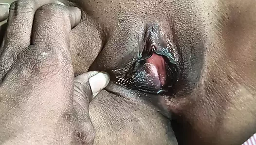 Kocası evde yokken komşusunu evinde bıraktı.