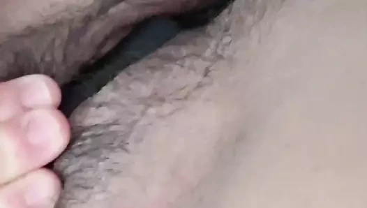 Genç kız kıllı amına mastürbasyon yapıyor