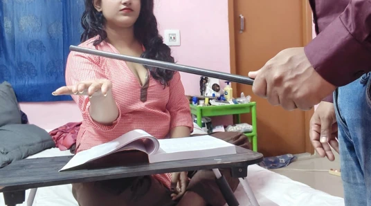 Öğretmen en sevdiği öğrenciyi yaramaz tantarum yüzünden sopayla cezalandırıyor