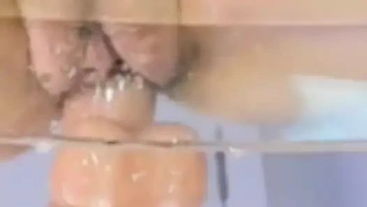 Tesettürlü bakire kız yarağın üstüne atlıyor